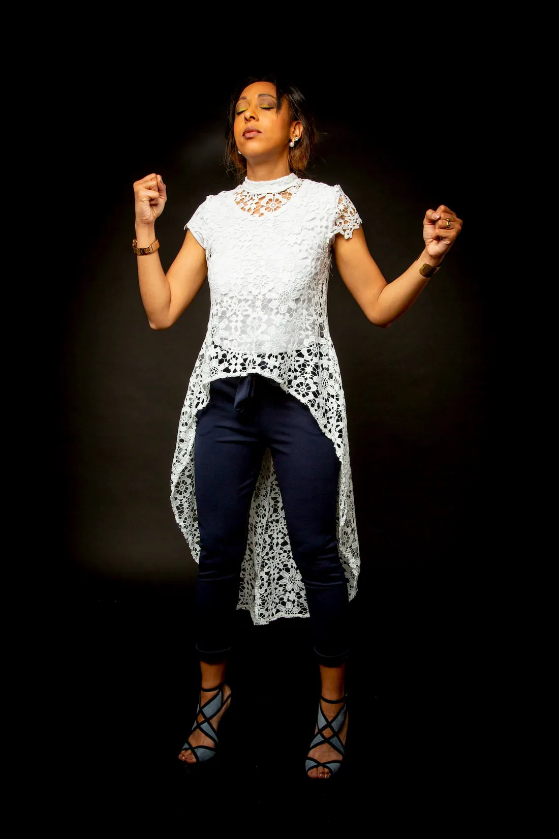Marie-Catherine Modestine, bras levés, en tenue blanche